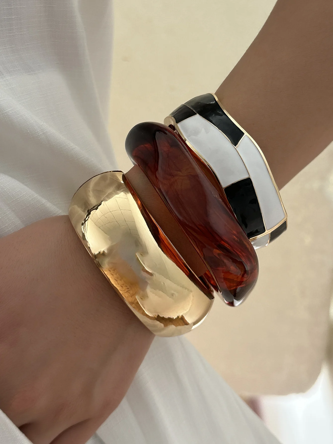 Boho Goldfarbene Breite Chunky Armreifen für Frauen, Übertriebene Geometrische Schwere Acrylharz-Armreifen, Trendiger Schmuck mit Charms – Detail 2