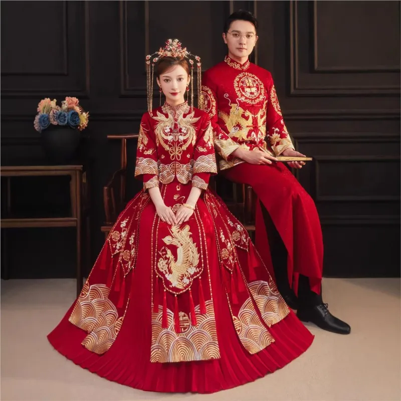 

The bride's new wedding dress toasting Chinese-style dragon and phoenix