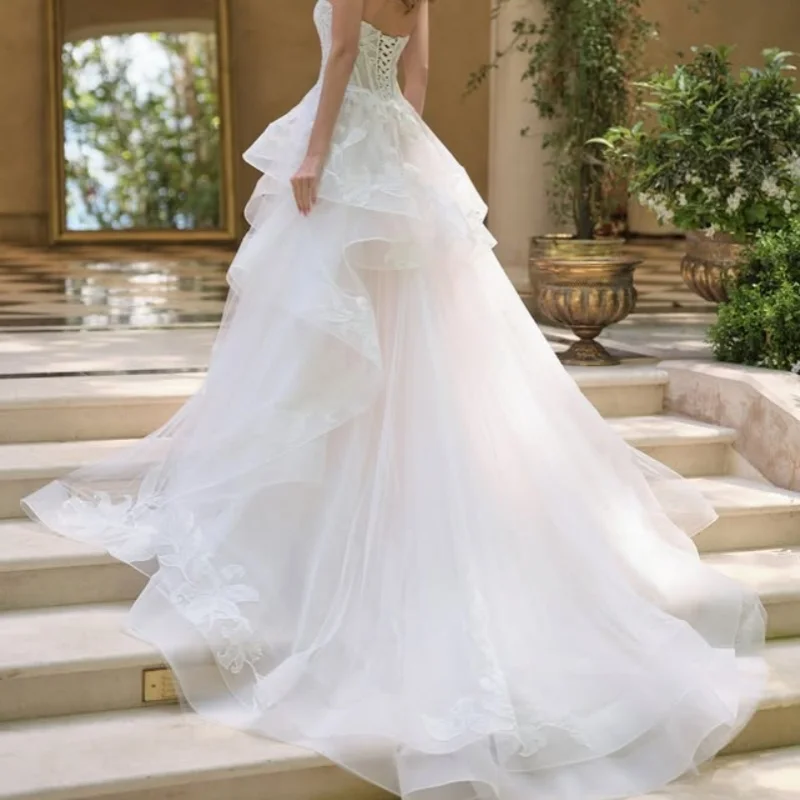 ชุดแต่งงานสีขาว ประดับด้วยลูกไม้ ปักลายดอกไม้ ชุดแต่งงานแบบมีชั้น ทำจากผ้าลูกไม้ ชุดแต่งงานสั่งทำพิเศษ