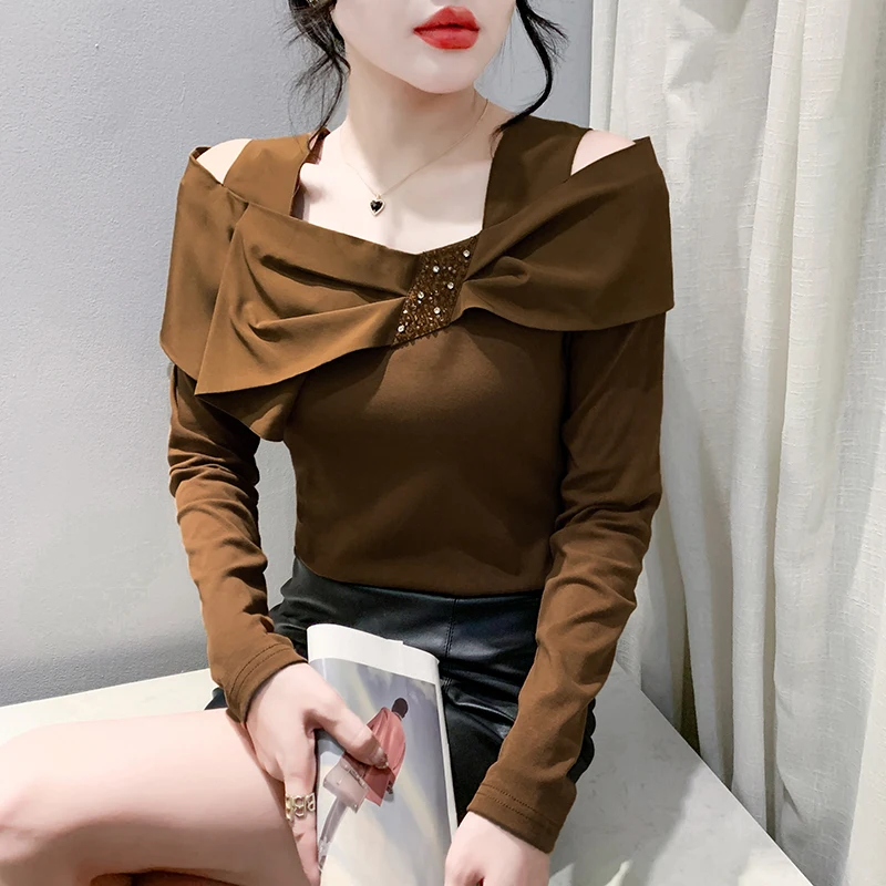 เสื้อยืด MadBlack-Women สไตล์ยุโรป คอเฉียงผูกโบว์ประดับลูกปัด เซ็กซี่ สตรีทแวร์ แขนยาว ทรงเข้ารูป ไซส์ M-3XL รุ่นใหม่ประจำฤดูใบไม้ร่วงปี 2025 รหัสสินค้า T59413CC