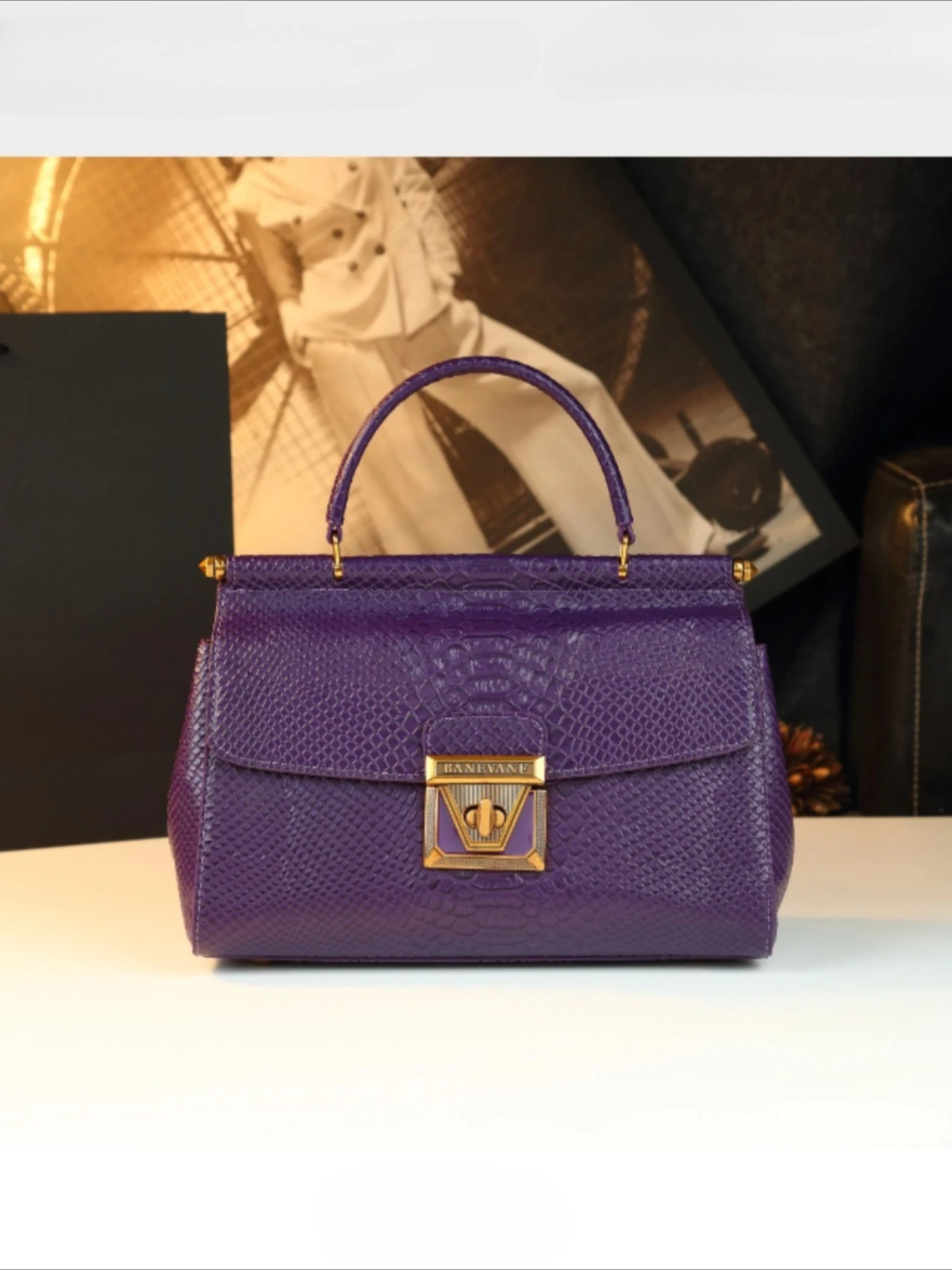 

2026 новая женская ретро-змеиная сумка с изысканным замком, универсальная классическая портативная квадратная сумка Boston