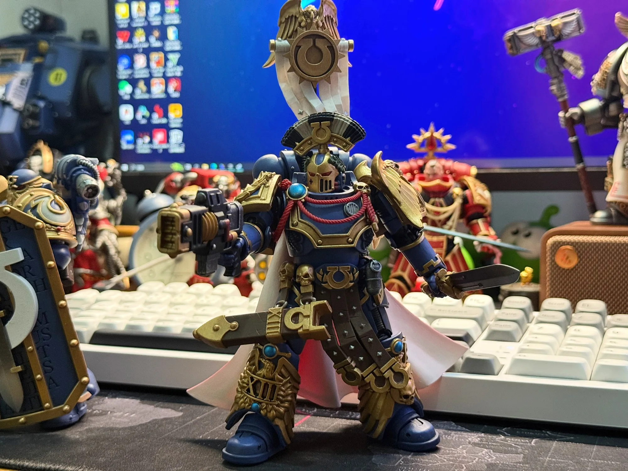 

JOYTOY 1/18 Warhammer 40K Ultramarines Legion Praetor with Power Sword and Volkite Serpenta Action Figure Model Toys In Stock