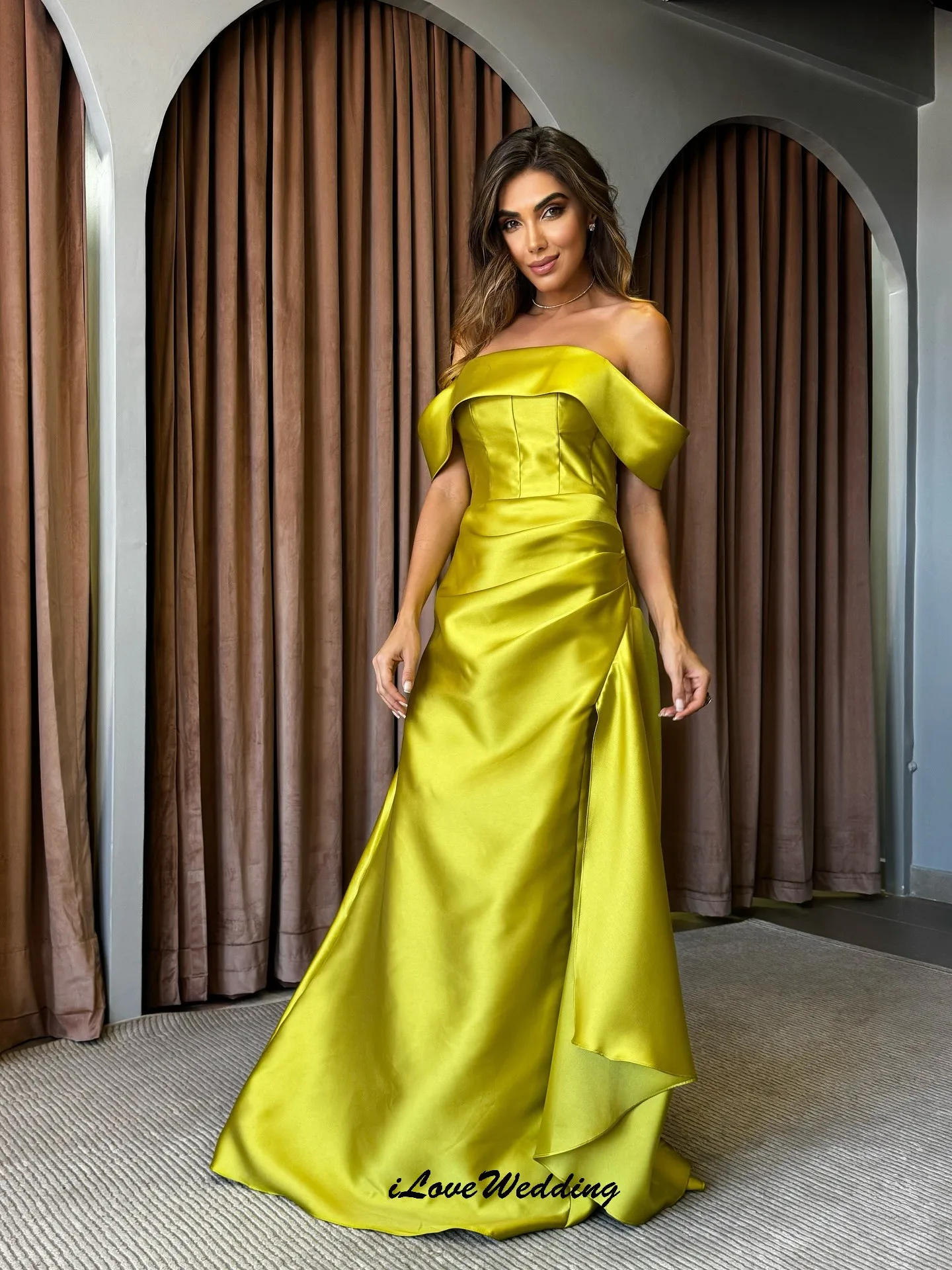 فساتين سهرة خضراء مكشوفة الكتف 2025 فستان حفلات الزفاف من الساتان للنساء ضيف على شكل حرف a مطوي فستان طويل للحفلات الراقصة مخصص