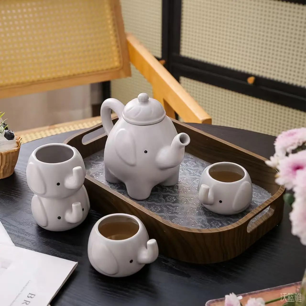 

Japanese Tea Set Cartoon Elephant Shaped Porcelain Tea Set with 1 Teapot Set and 4 Tea Cups Ceramic Teaware