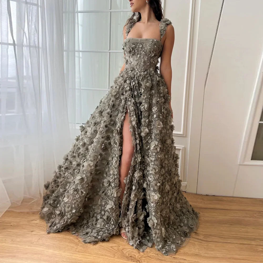 Maßgeschneiderte Abendkleider in A-Linie mit quadratischem Kragen, Spaghettiträger, seitlicher hoher Schlitz, 3D-Blumen, Spitzenapplikationen, langes Abschlussball-Partykleid