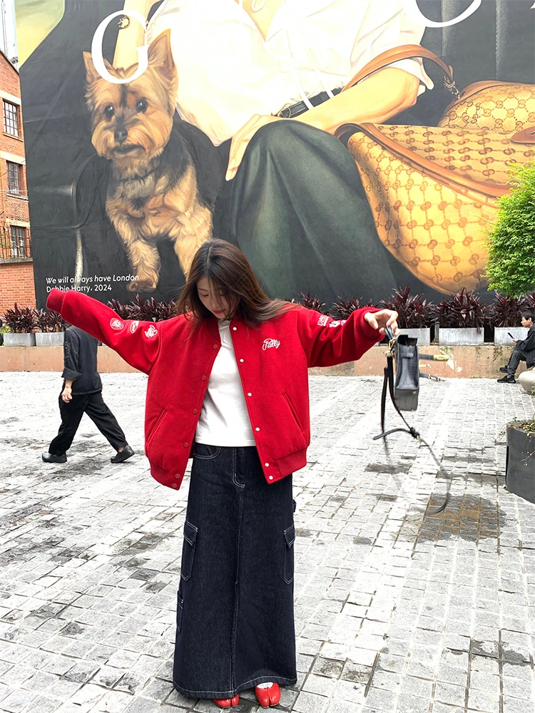 جاكيت بيسبول كلاسيكي أحمر من الصوف لفصلي الخريف والشتاء، مقاس صغير، ملابس خارجية بأسلوب عملي، تصميم فضفاض مع تطريز، أكمام طوي...