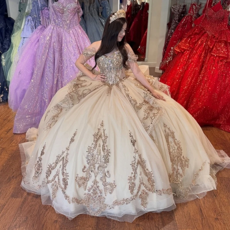 

Champagne Shiny Quinceanera Dresses Ball Gown Off The Shoulder Gold Applique Lace Beading Crystal Bow Tull Party Birthday Sweet