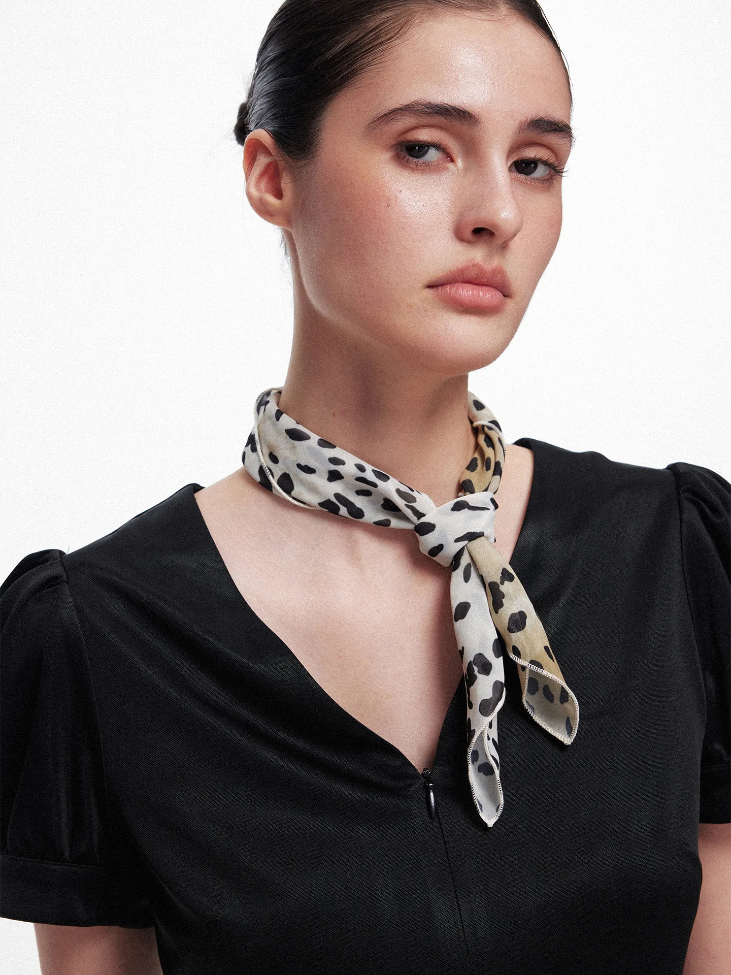 sciarpa-quadrata-alla-moda-con-stampa-leopardata-leggera-e-di-design-accessorio-elegante-per-le-donne-ideale-per-la-stagione-estiva-con-un-design-rettangolare-semplice