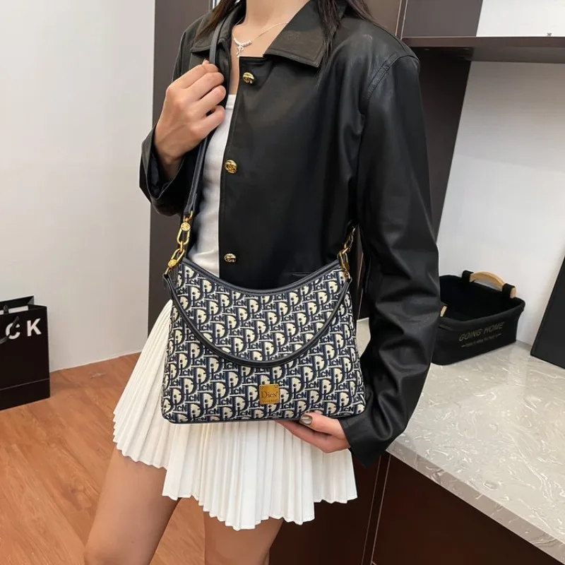 

Женская сумка с ретро-принтом, регулируемый длинный ремешок, просторный интерьер для поездок на работу, работы или покупок