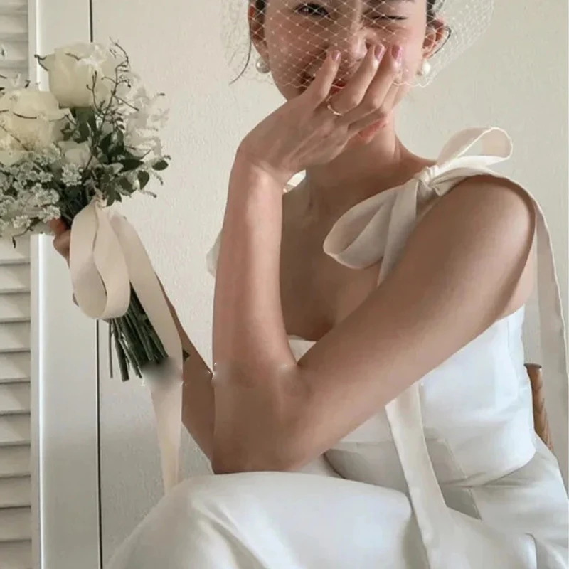 Abiti da sposa semplici in raso a-line fiocco allacciato con cinturini abiti da sposa senza schienale senza maniche fino al pavimento adatti per il matrimonio