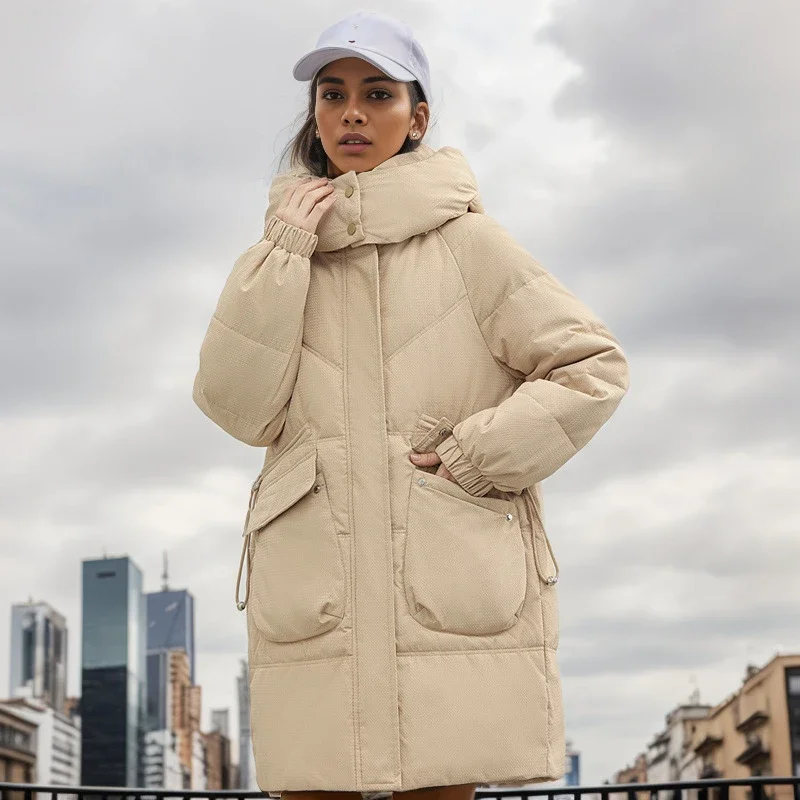 เสื้อแจ็คเก็ตพาร์กาผ้าฝ้ายบุใยดาวน์แบบหนา อุ่น ความยาวปานกลาง สำหรับผู้หญิง รุ่นใหม่ปี 2025 ทรงหลวม ไซส์ใหญ่ มีฮู้ด แฟชั่น