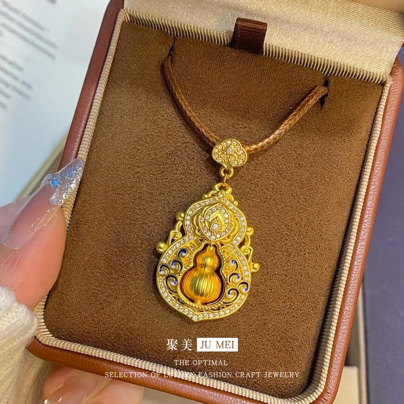 

То же самое женское золотое колье из настоящего золота 9999 пробы 24K с вращающимся кулоном в форме тыквы в золотом магазине — это роскошный подарок с ощущением роскоши.