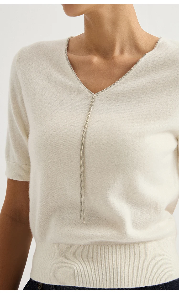 BD3621750 Damen-Pullover aus 100% Kaschmir mit V-Ausschnitt, kurzen Ärmeln, hängendem Kettendetail, weich, dezenter Luxus, elegant, für den frühen Herbst. – Detail 9