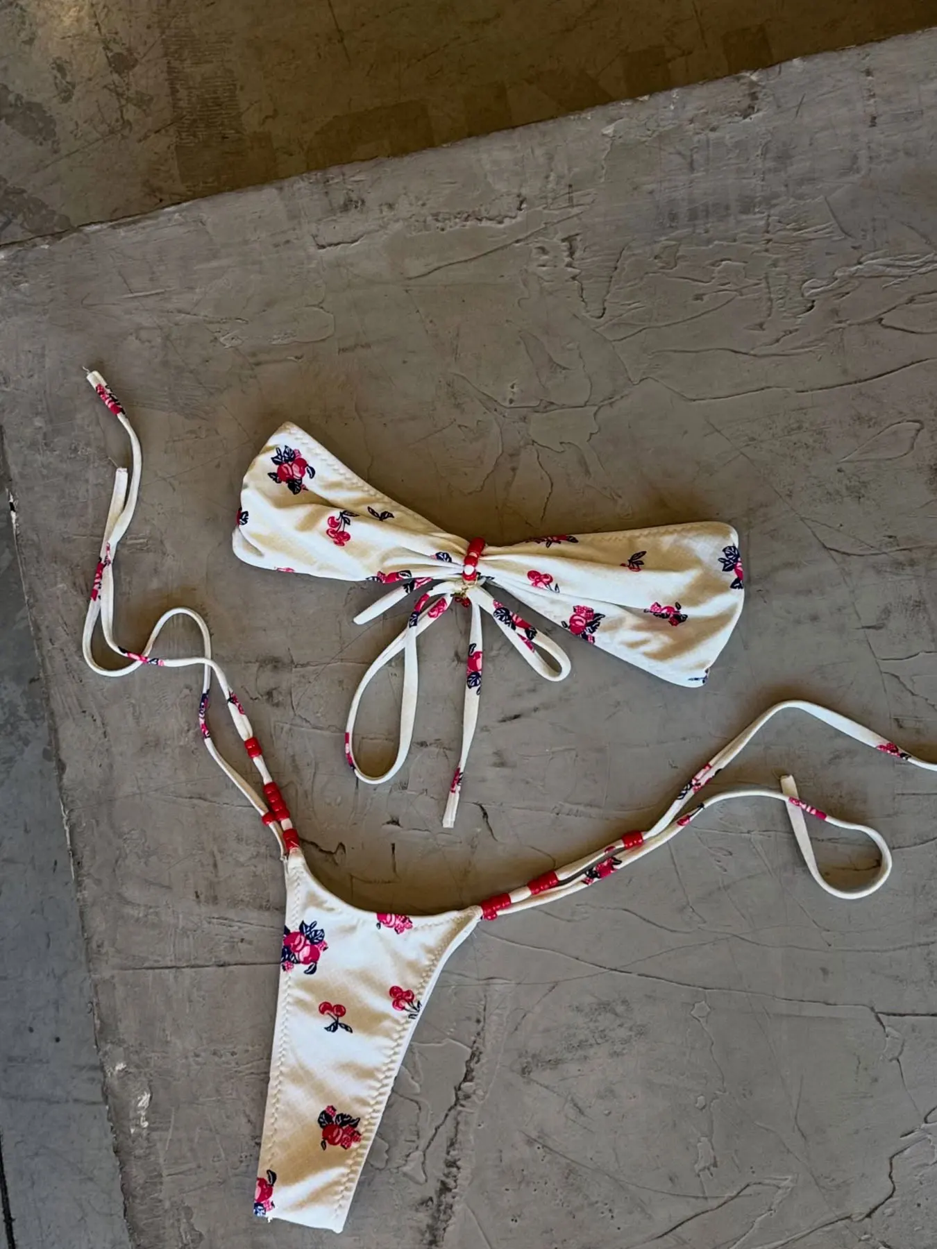 2025, süßes Blumen-Bikini-Set – Weiß mit rosa Rosen und Perlenträgern, perfekt für Strandkleidung und Poolpartys, Strandurlaub