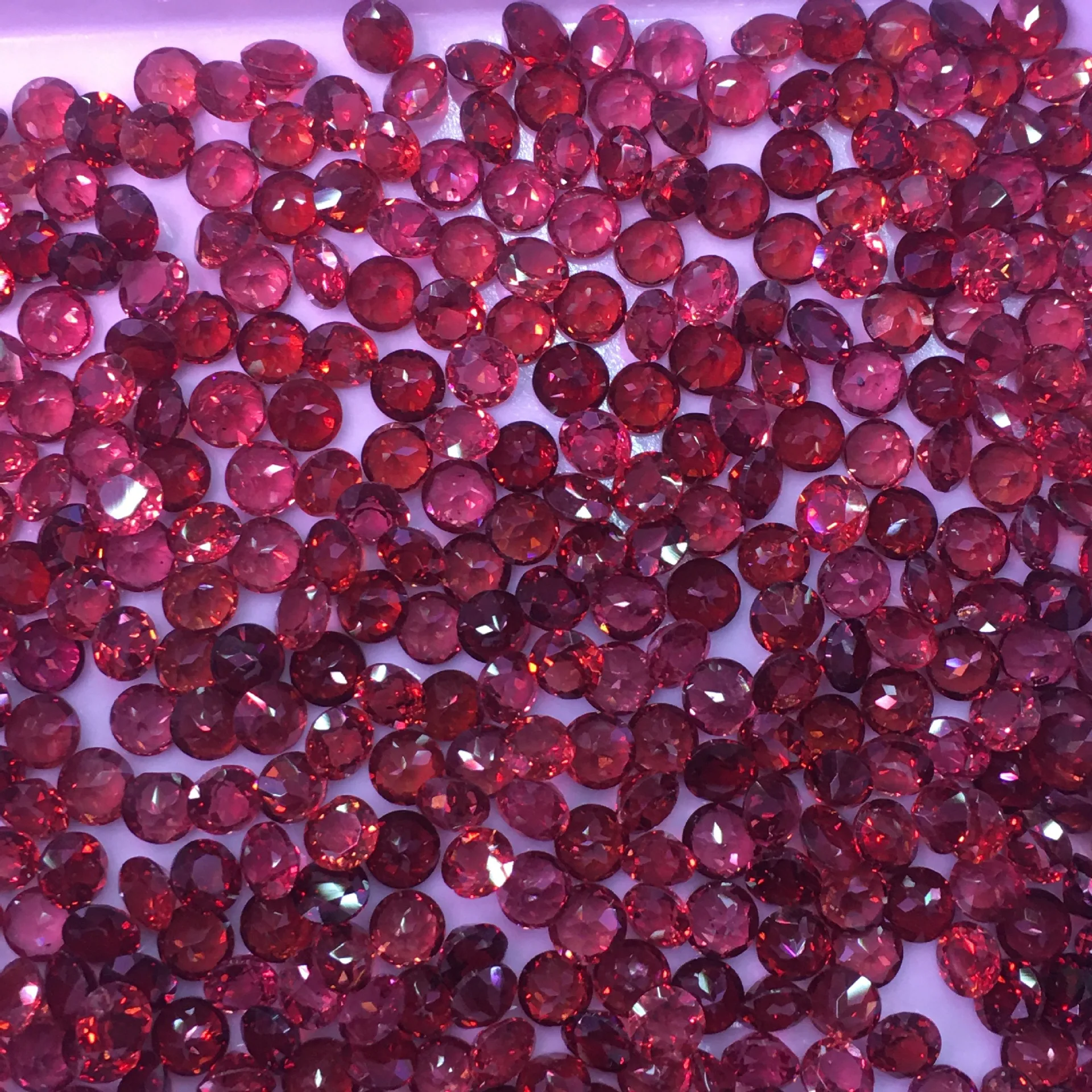 

Wholesale 20pcs Natural Garnet Bead 4mm Faceted Round Shape Semi-Precious Gemstone Cabochon Ring Face For Jewelry