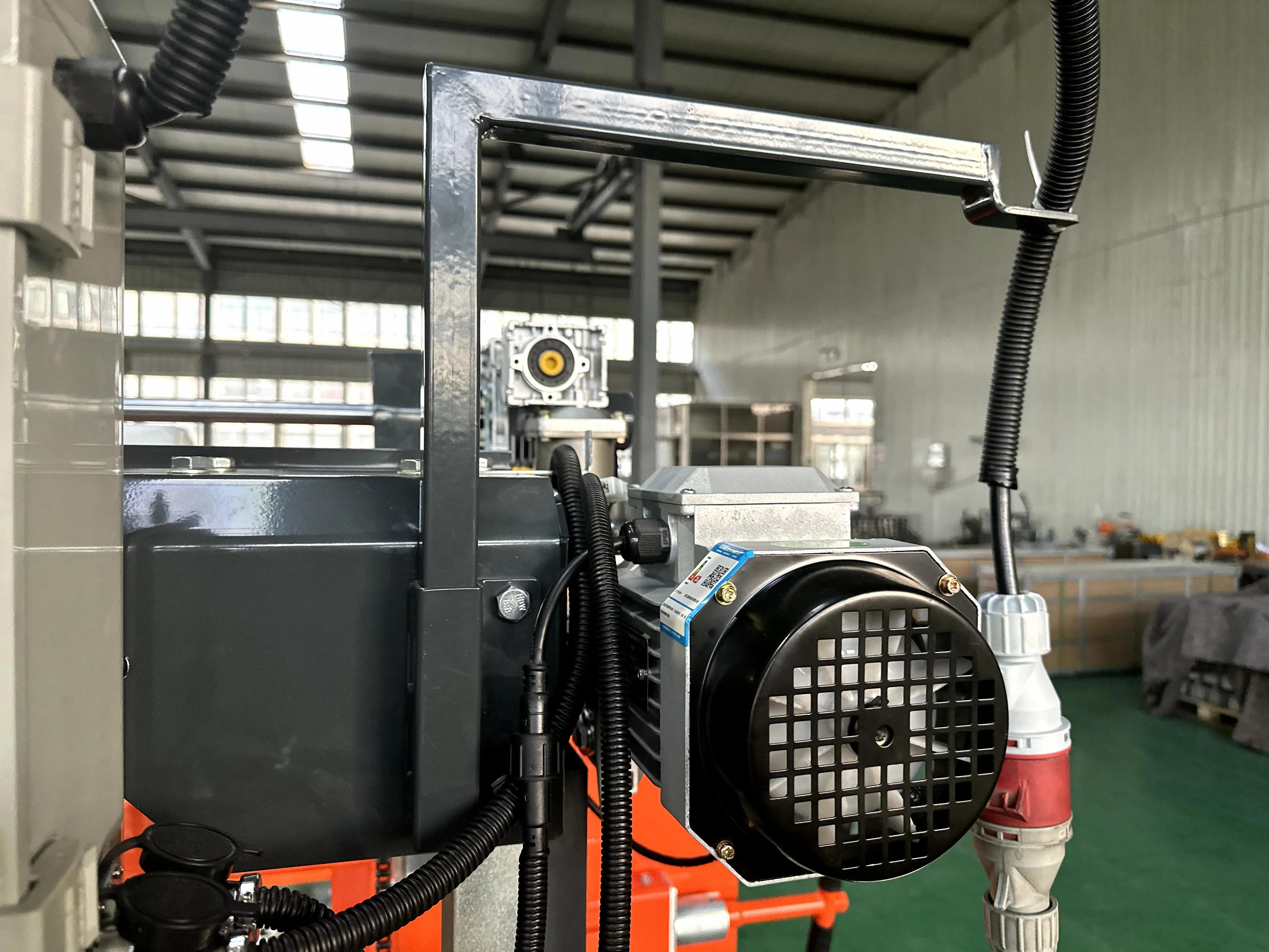 Przenośna piła łańcuchowa Auto-Lift 7,5 kW, wytrzymała elektryczna piła łańcuchowa do profesjonalnego cięcia drewna, obróbki drewna leśnego.