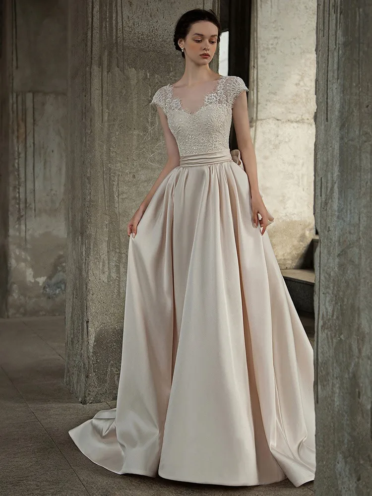 サテン生地の軽やかな高級感漂う、上質で優しい外出用ドレス