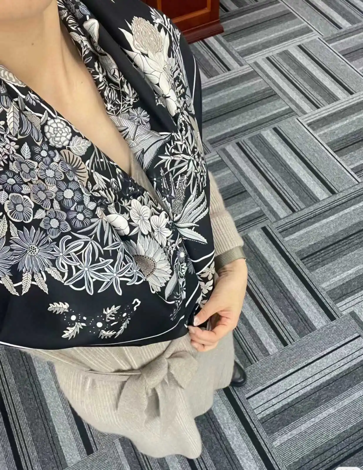 

Black Flower Pure Silk Scarf Women Hand Rolled Shawls Tops Oversized Head Bandana Hair Neck Belt Scarves Hijab 110cm Accessories