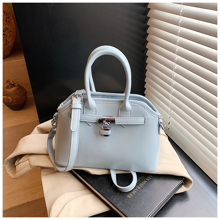 

Classic Luxury Women's Messenger Bag in Leather - Crossbody Shoulder Handbags for Elegant Ladies Popular Design