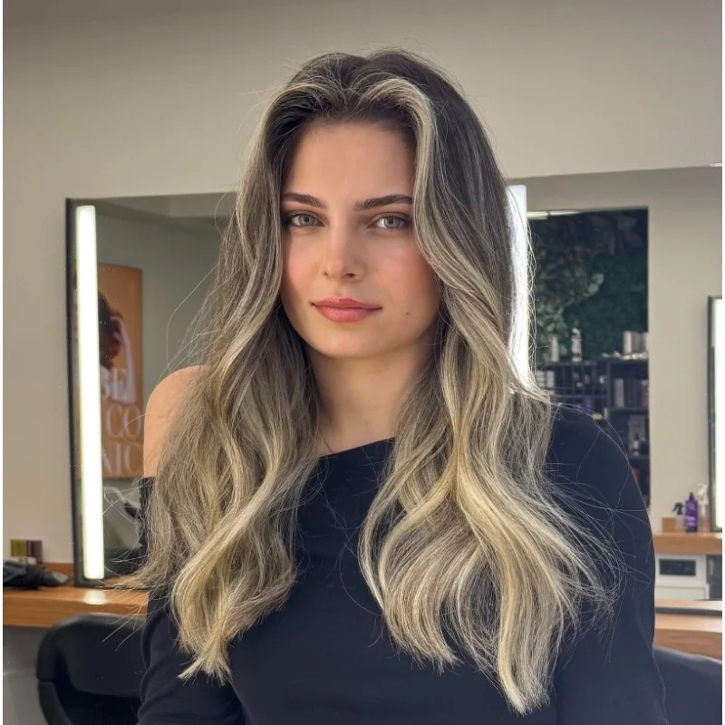 Wig Frontal Renda Akar Gelap dengan Sorotan Pirang Wig Gelombang Air Bagian Tengah Wig Garis Pirang Wig Lembut Alami Kualitas Tinggi