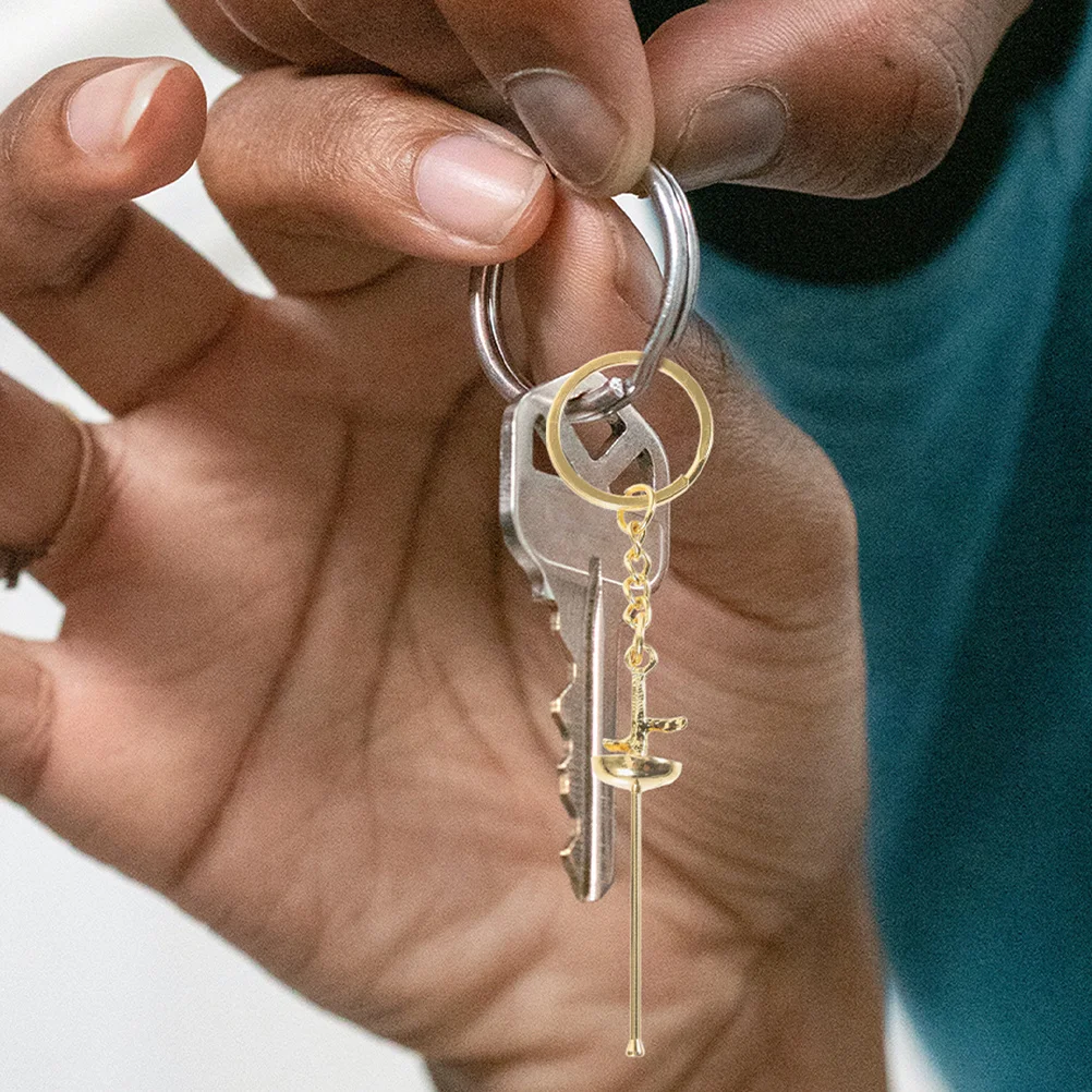 พวงกุญแจรูปดาบฟอยล์ 2 ชิ้น ของตกแต่งพวงกุญแจโลหะสำหรับแฟนกีฬา พกพาสะดวก