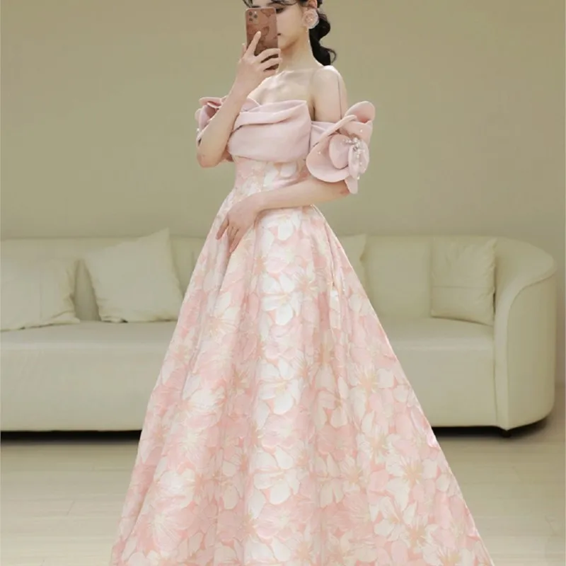 

Toasting the new pink one line shoulder temperament light luxury dress