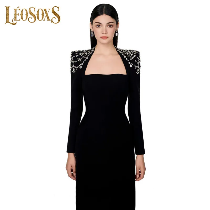 Sukienka maxi damska LEOSOXS z długim rękawem, kwadratowym dekoltem i ozdobami na ramionach, idealna na eleganckie przyjęcia i wieczorne wyjścia.