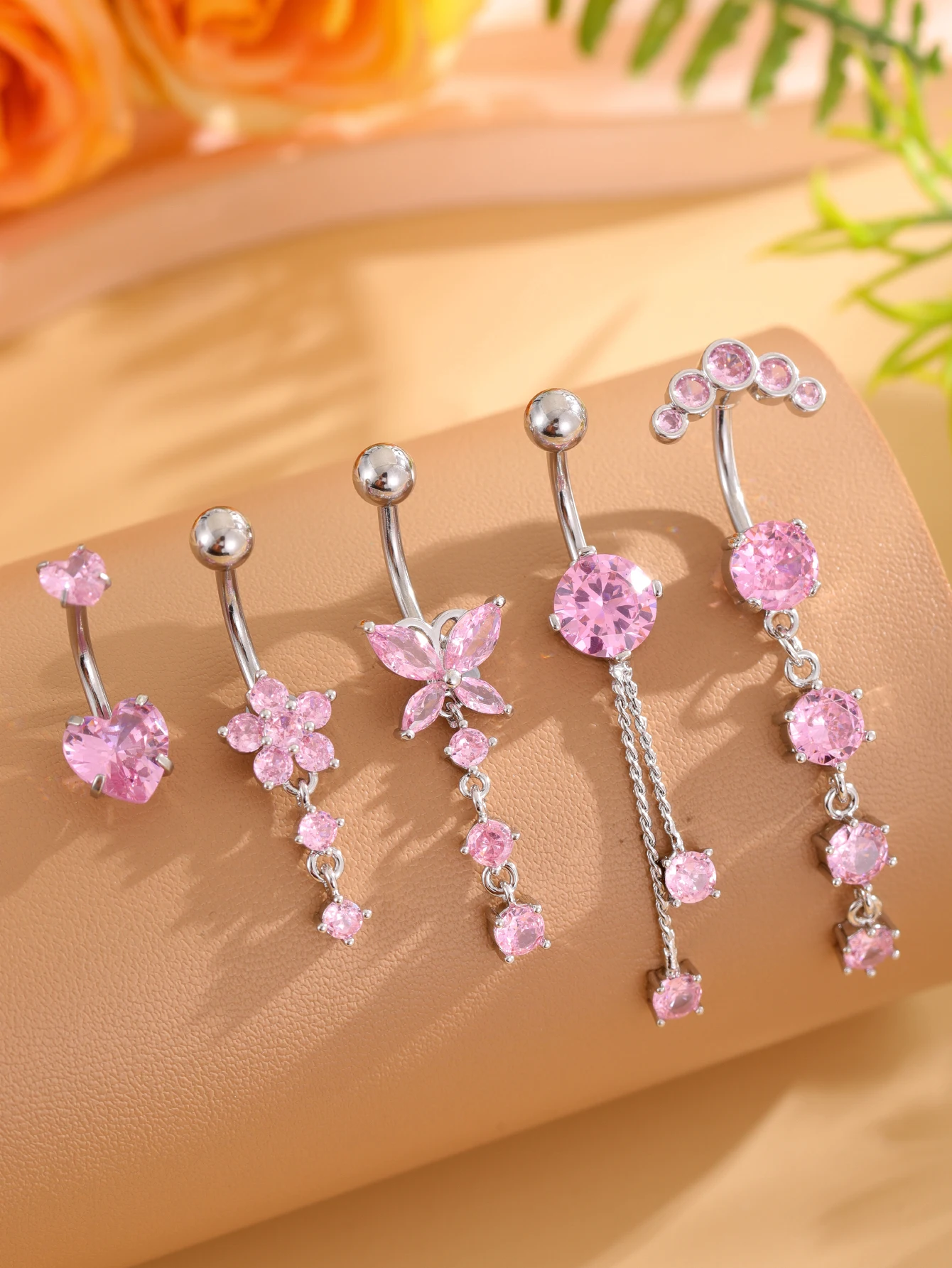 5-teiliges Set Goldfarbene Bauchnabelringe mit Herz- und Blumenanhängern, Edelstahl-Bauchpiercings mit Schleife, Gebogene Nombril-Ombligo-Ringe