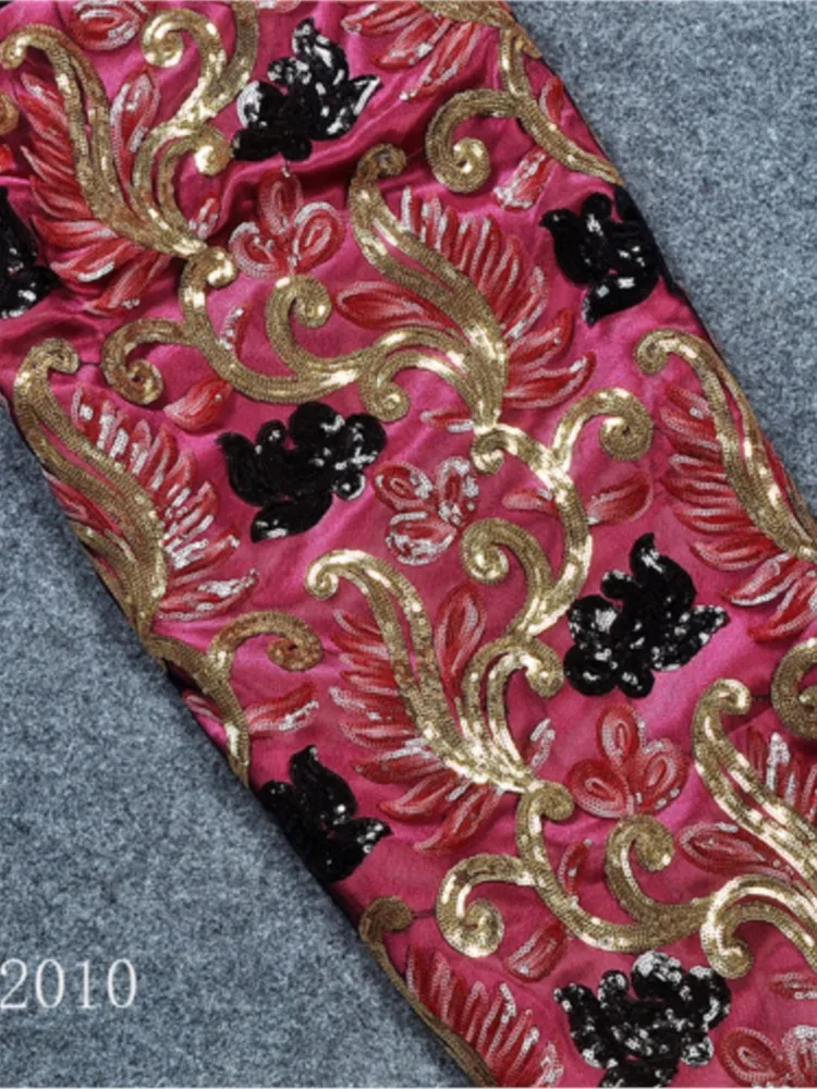 ชุดกี่เพ้าสไตล์จีนแบบใหม่พร้อมที่คาดผมสีแดงฮันและงานปักเลื่อม