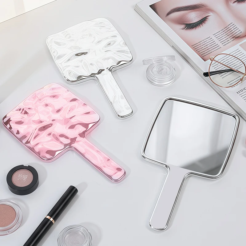 مرآة زينة كلاسيكية بمقبض، مرآة يد مكياج فضية للسفر للنساء، إطار مزخرف بتصميم جمالي محمول باليد