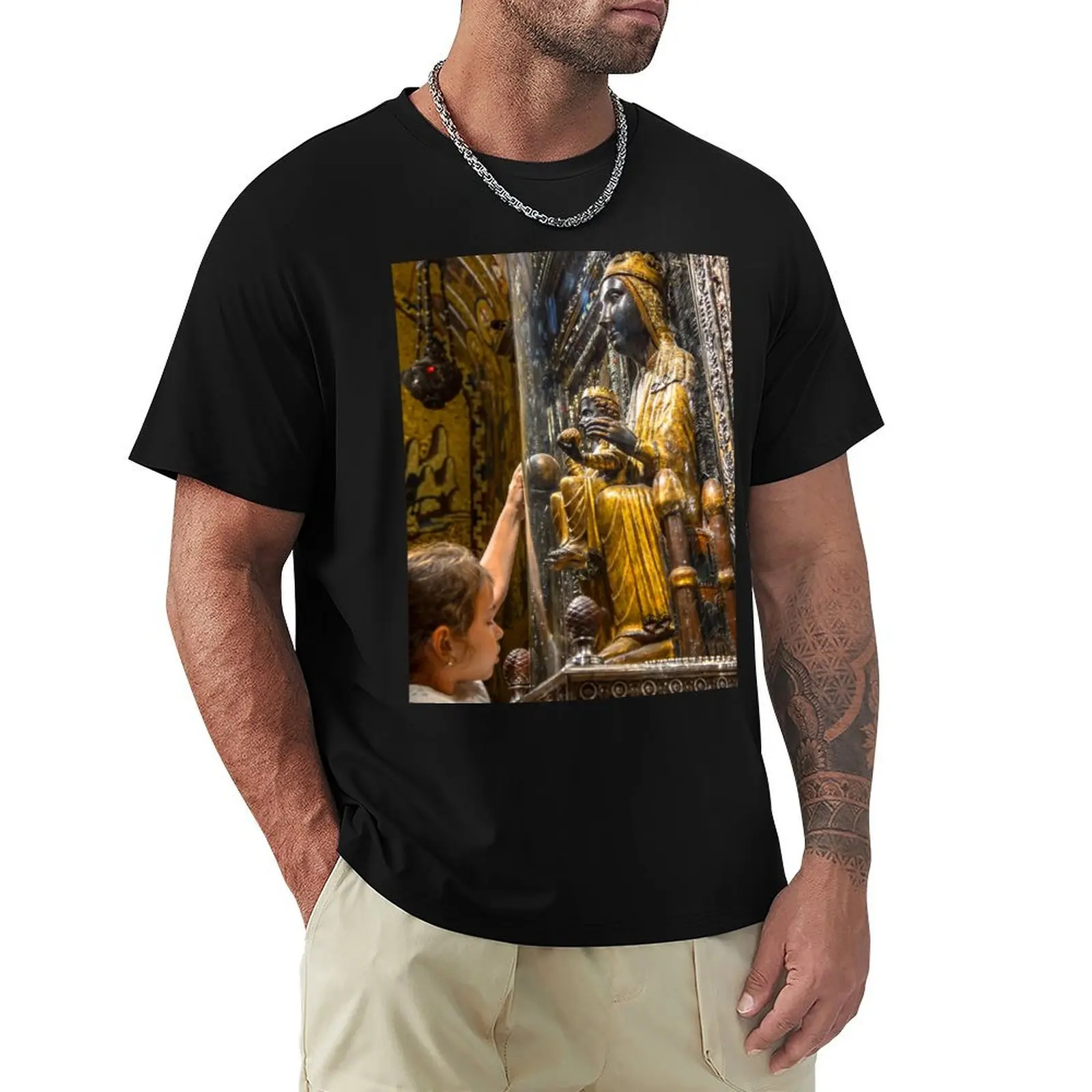 Espagne. Catalonia. Monastère de Montserrat. Vierge de Montserrat. Dévotion de l'enfant. T-shirt de sport grande taille à séchage rapide