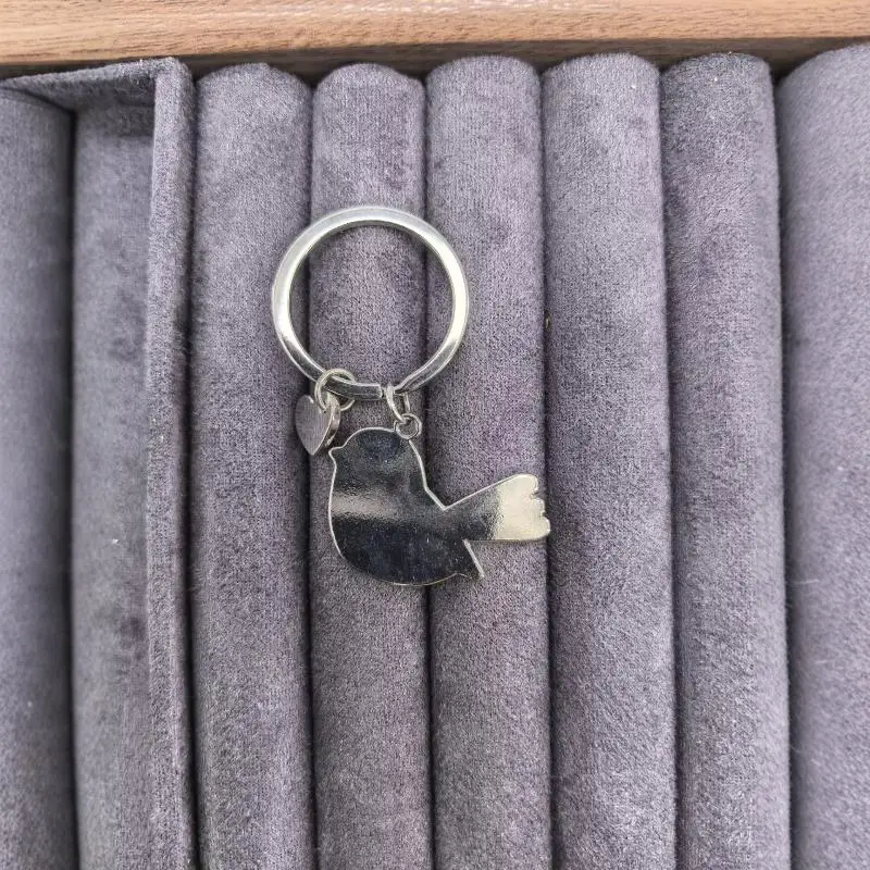 Niedlicher Rotkehlchen-Vogel Emaille-Schlüsselanhänger Kreativer Metall-Rot-Herz-Anhänger Schlüsselanhänger Romantisches Tier-Schmuckgeschenk für Frauen und Mädchen – Detail 3