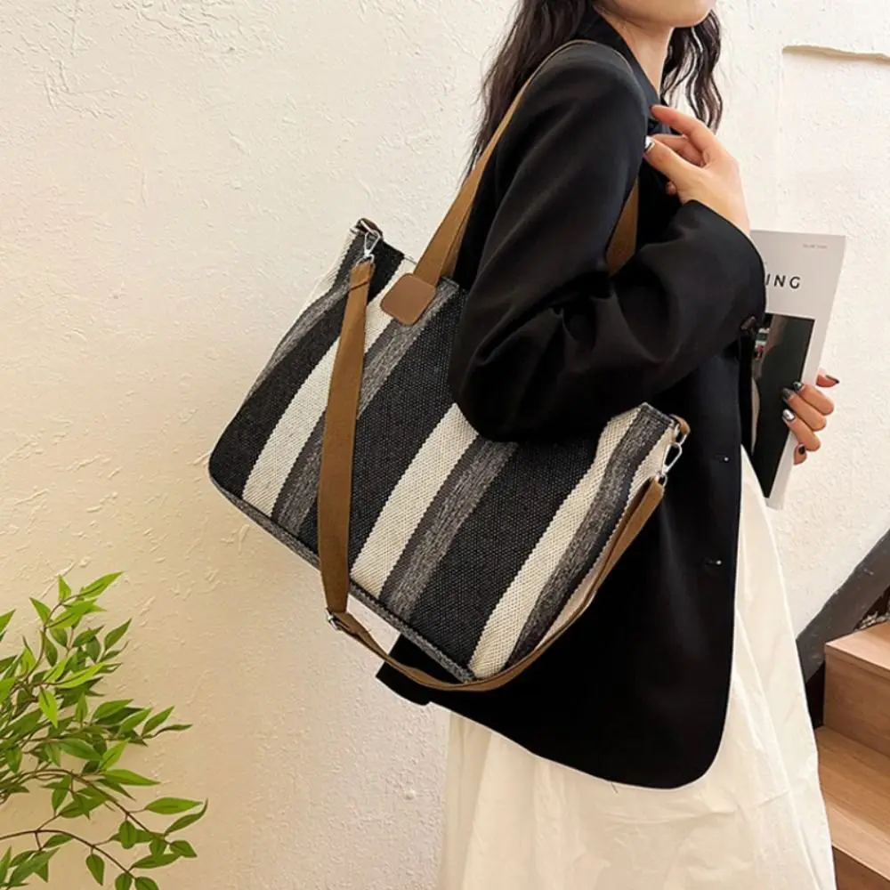 Tragbare gestreifte Stofftasche mit verstellbarem, abnehmbarem Schulterriemen, Hasenanhänger, zwei Griffen, Umhängetasche für Reisen