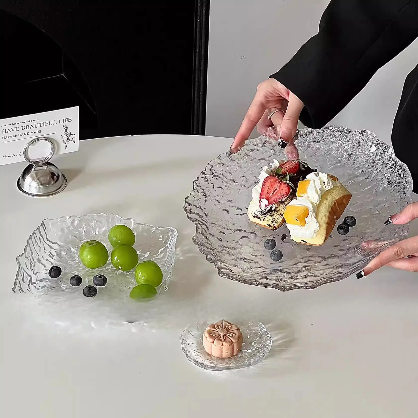 

Новая тарелка для фруктов 2026 года для домашнего использования, японская, в стиле INS, нерегулярная, из ледникового стекла, круглая, для десертов, стеклянная посуда для сервировки стола