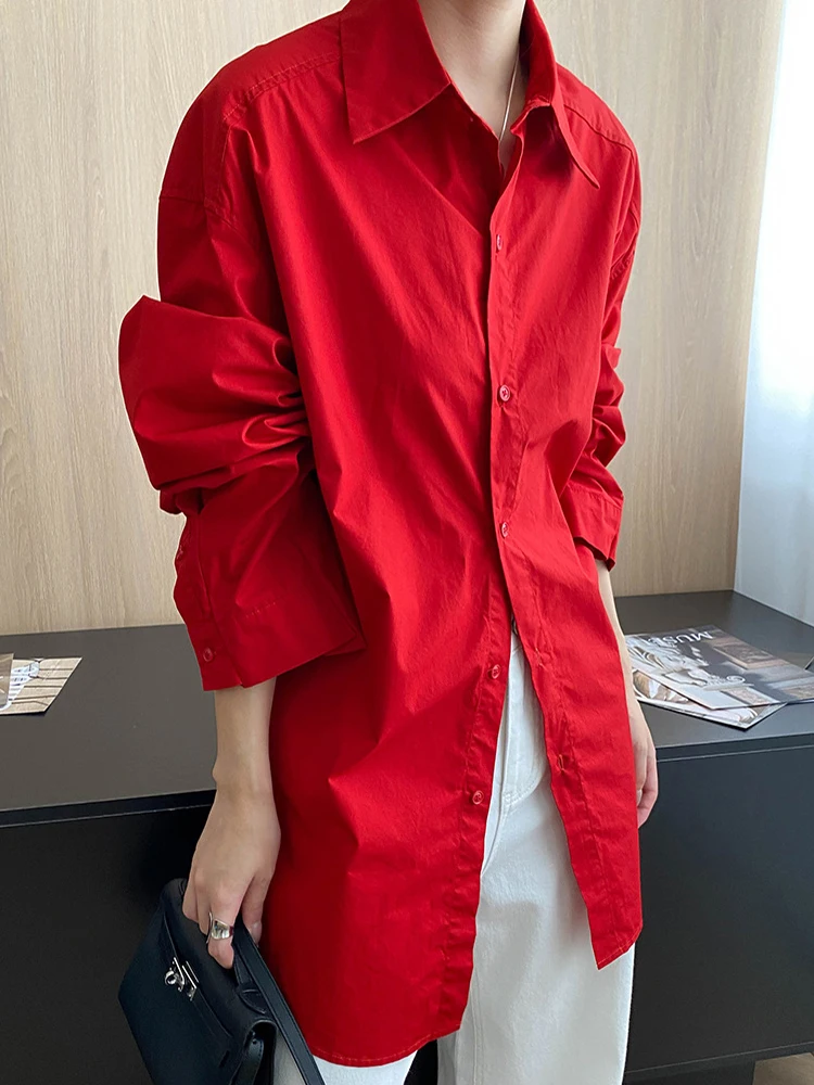 YERMORA بلوزة غير رسمية قصيرة كبيرة الحجم بأزرار حمراء للنساء طية صدر السترة وأكمام طويلة قميص فضفاض جديد موضة المد ربيع الخريف 2025