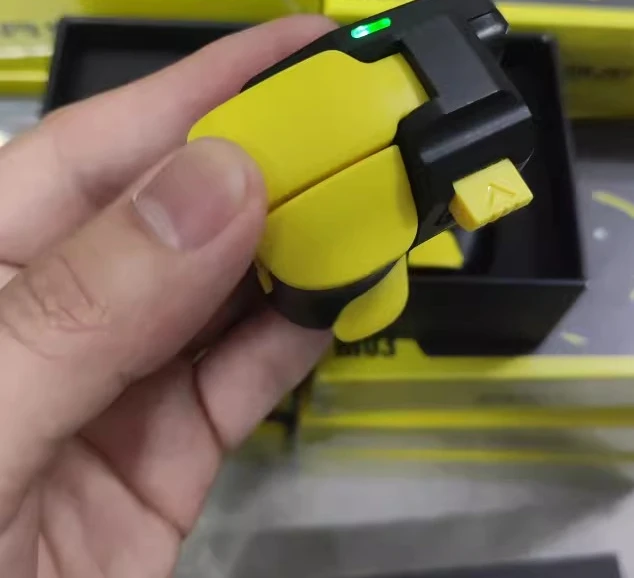 

Мобильный игровой контроллер, совместимый с емкостным джойстиком.