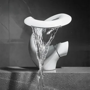 욕실 대야 폭포 수도꼭지, 냉온수 황동 믹서 싱크 탭, 화이트 블랙 토네이라 반헤이로 싱글 홀 데크 장착