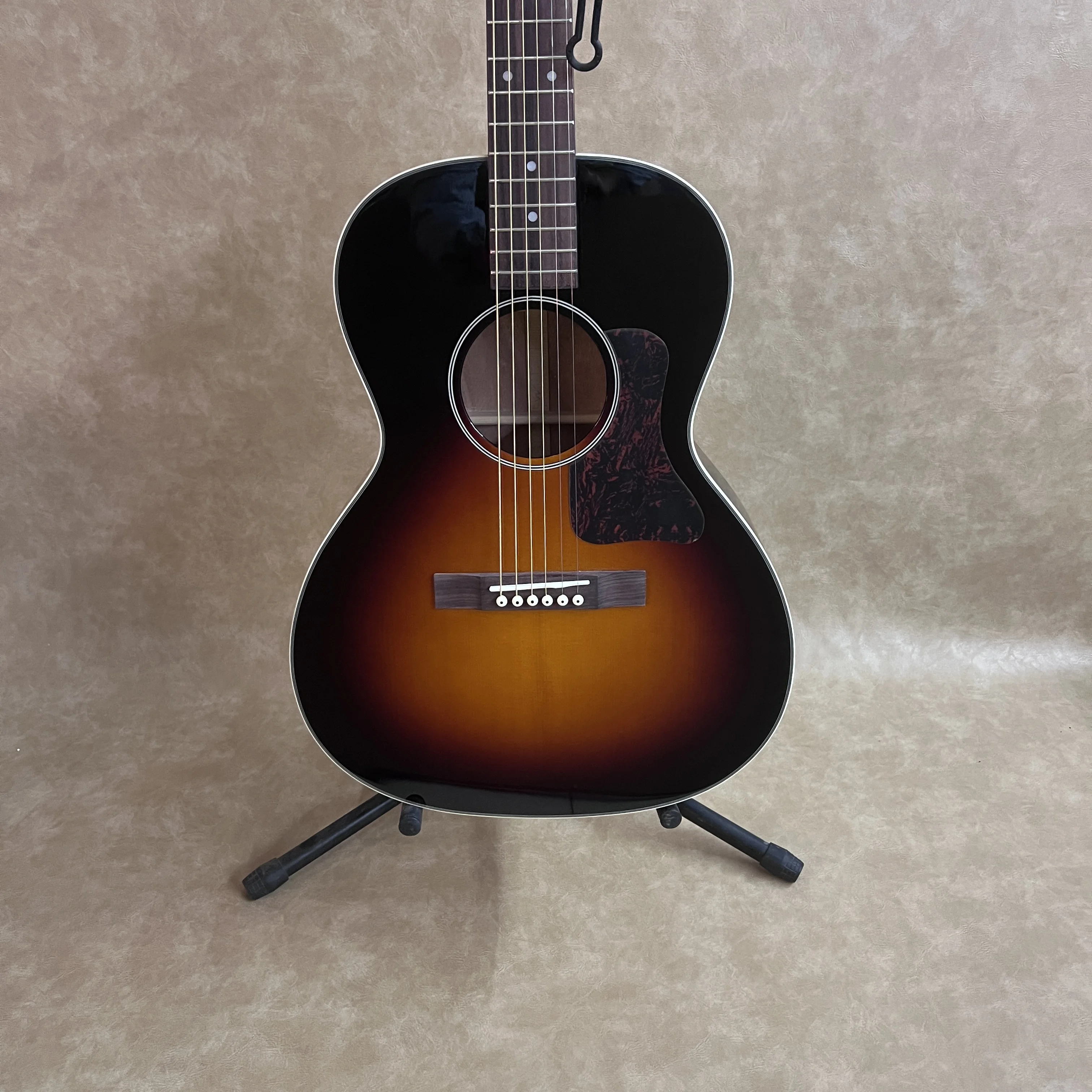 جيتار صوتي L00 بلون أسود لامع - مراجعة Acoustic Guitar Dreadnought وسعره