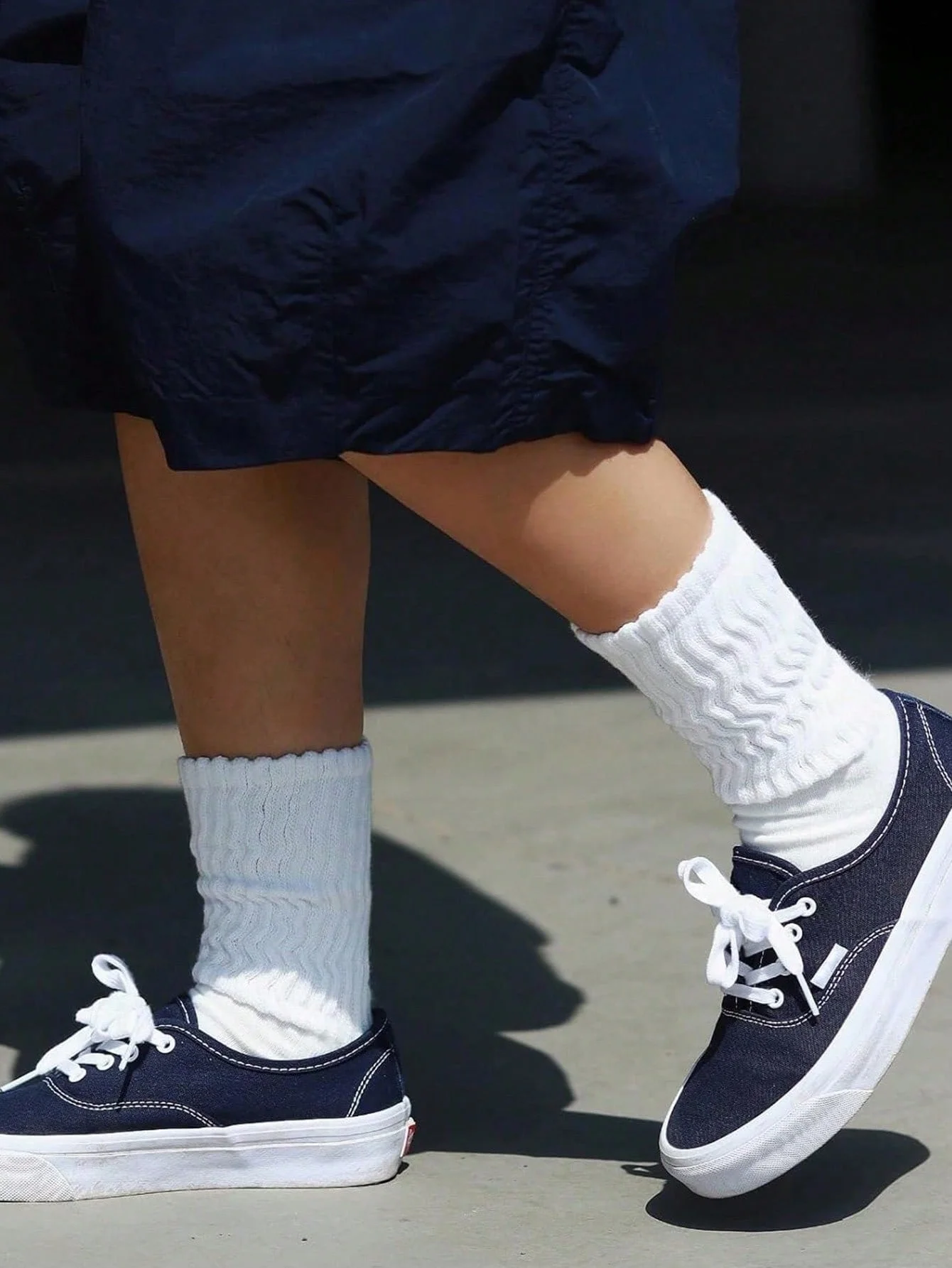 Weiße gerippte Slouchy Scrunch Mid-Calf Tube Skate Socken für Damen, locker sitzende Crew Socken im Vintage Street Style für Teenager-Mädchen – Detail 4