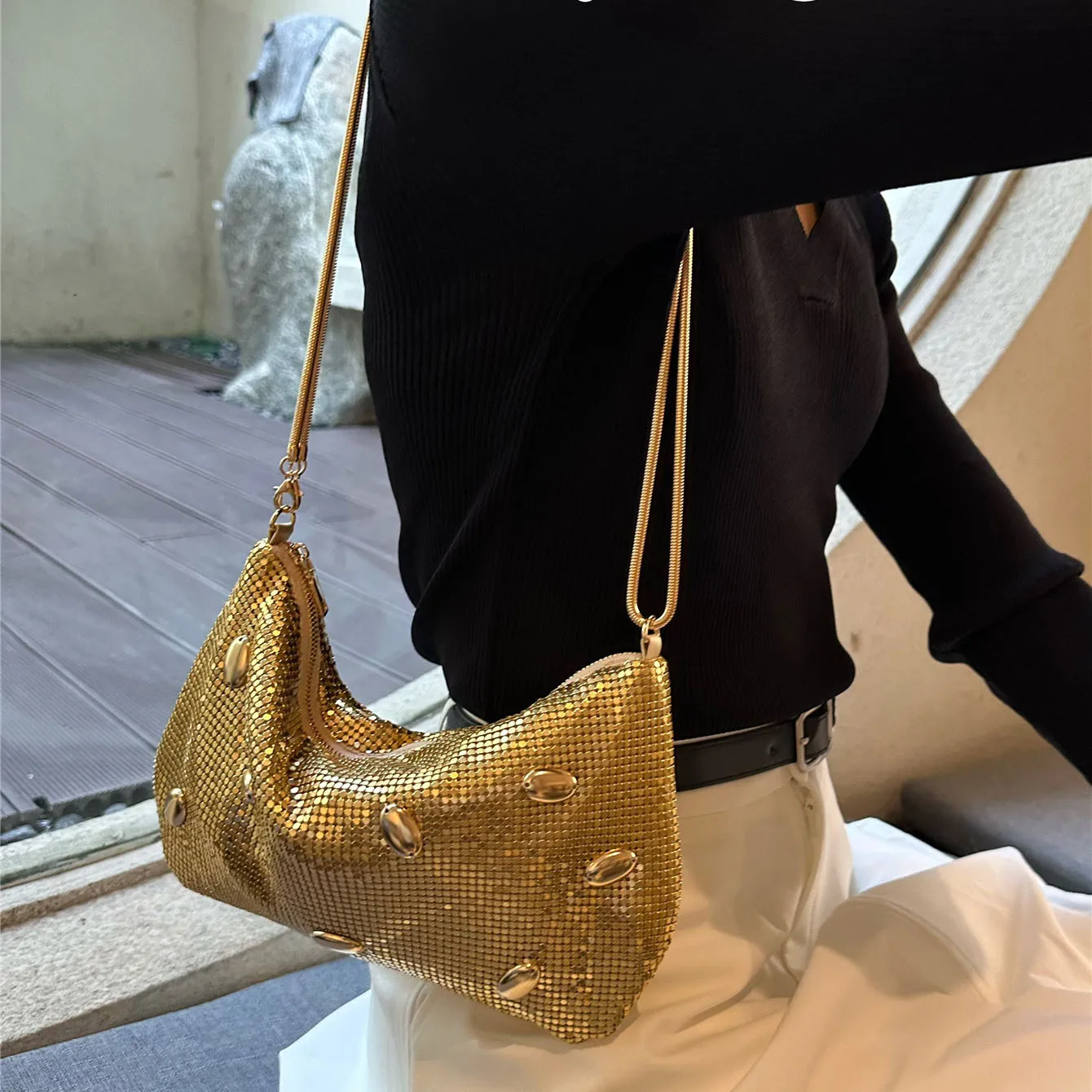 

Модная сумка на плечо с металлической текстурой для женщин, простой американский дизайн, сумка с заклепками, весна-лето, женские золотые сумки подмышками