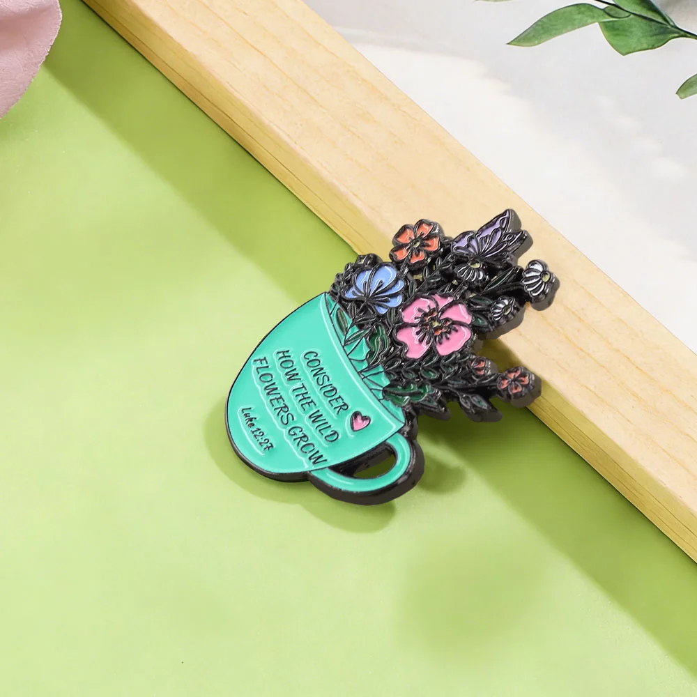 Bibelvers „Betrachtet, wie die Wildblumen wachsen“ Emaille-Pin, Blumen-Teebecher-Schmetterlings-Brosche, inspirierendes Sprichwort-Abzeichen, Accessoire – Detail 12