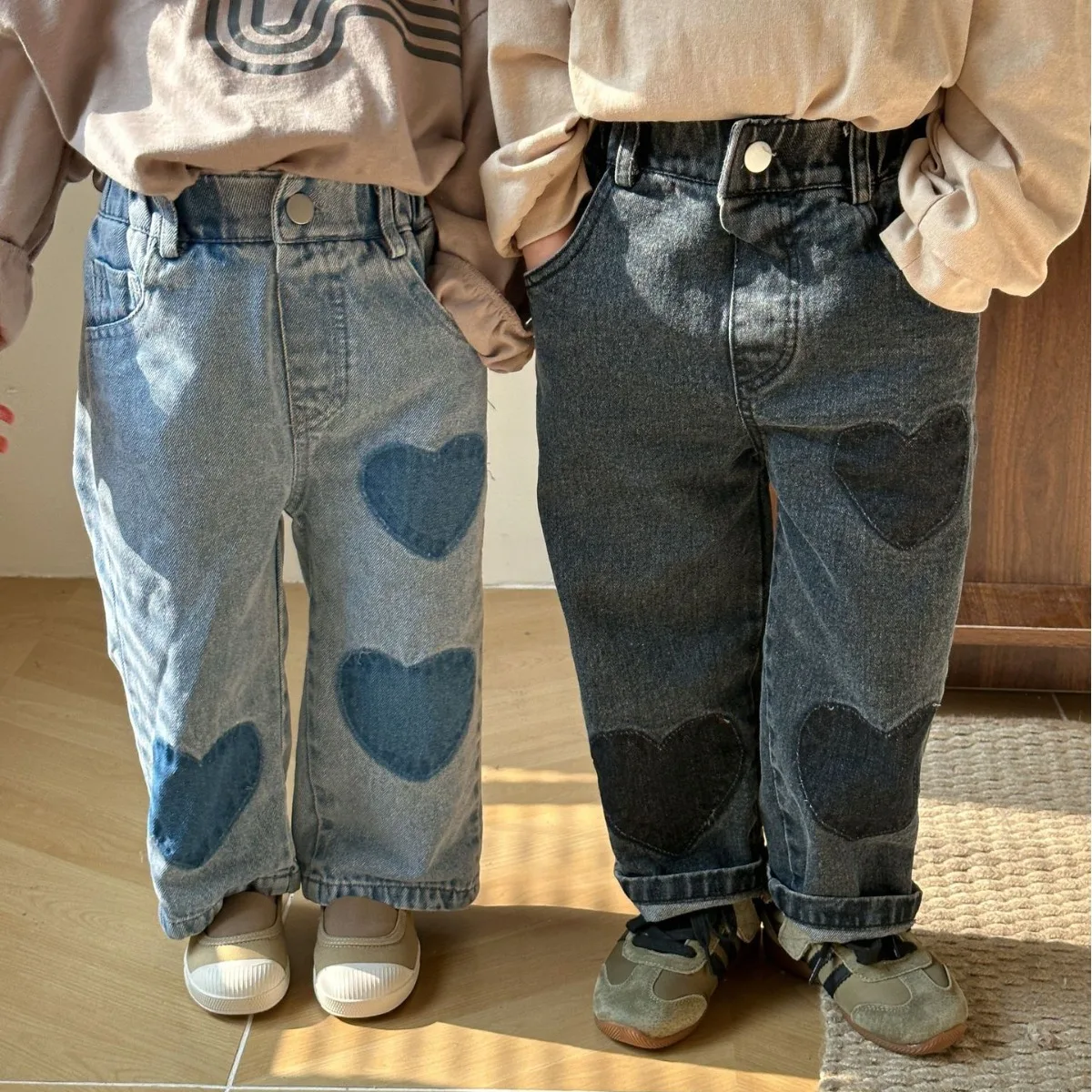 

2025 New Fashion Baby Boys Girls Jeans Heart Print Pockets Button Long Pants Children Casual Soft Straight Trousers Streetwear