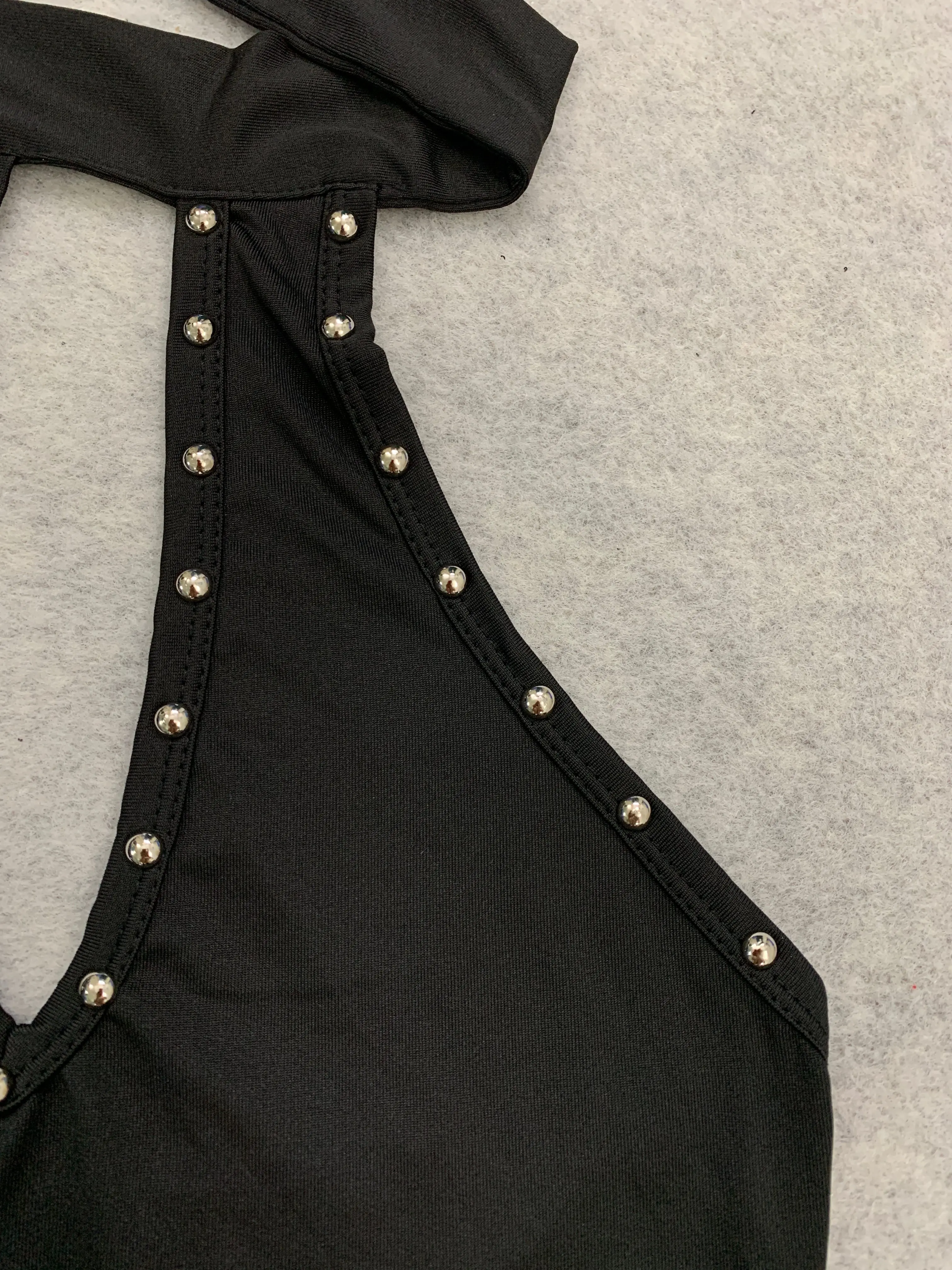 Subkultur-Punk-Stil, Nieten-Design, hängender Hals, rückenfreies, kurzes, hohles, ärmelloses, schmales, heißes Mädchen-Sling-Top. – Detail 4