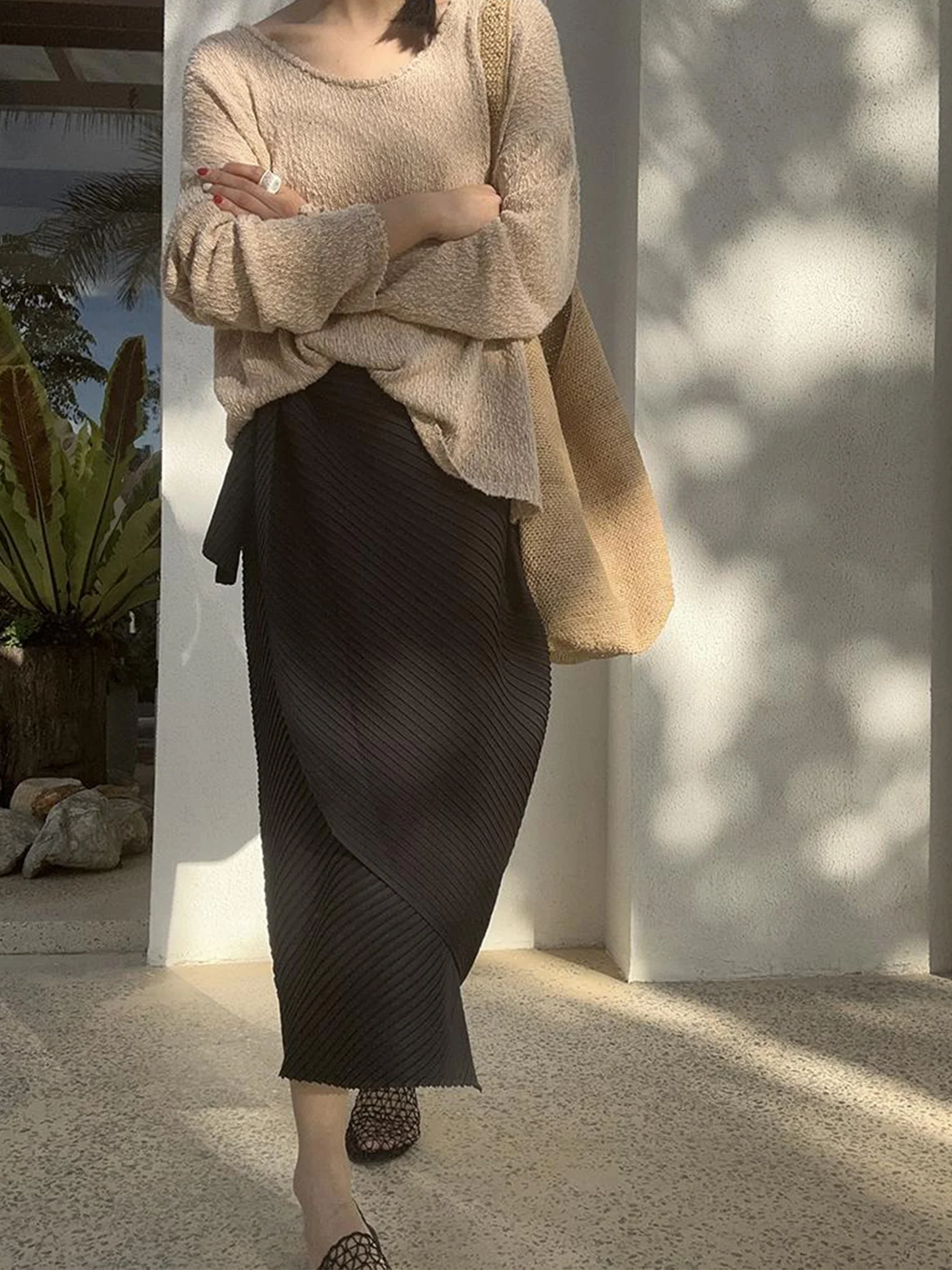 Fashionable Pleated Midi Skirt Women's Black Asymmetrical Slit High Waist A-Line Skirt Commute Style Polyester Fiber