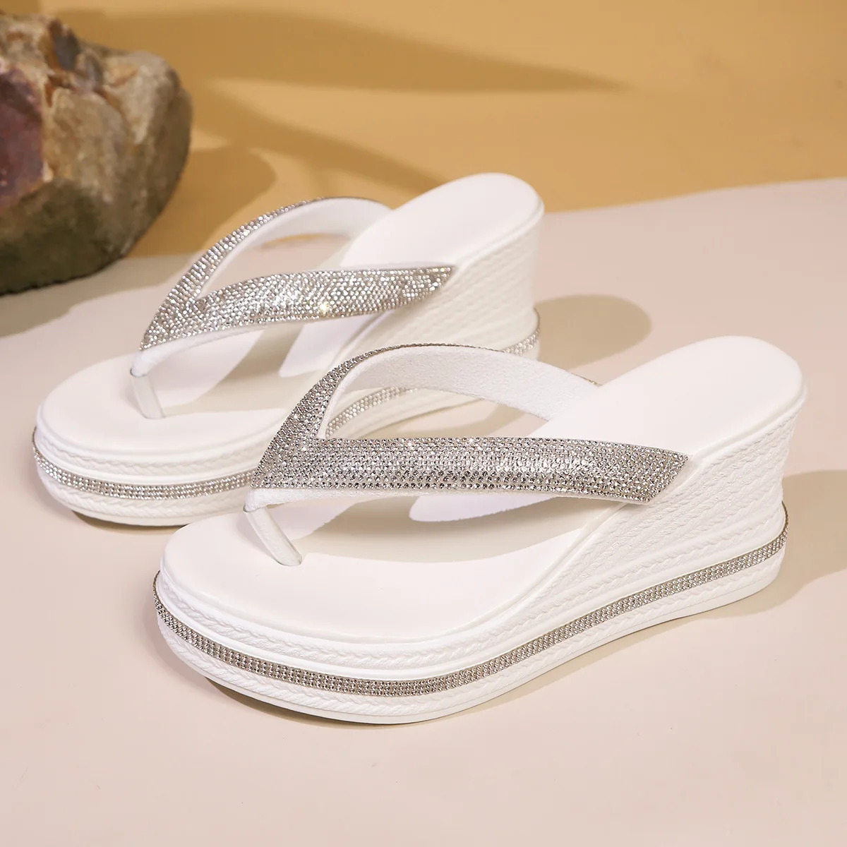 

2026 Design Fashion Casual Wedge Heel Flip Flops for Women Summer New Elegant Comfortable Thick Soled Beach Slippers