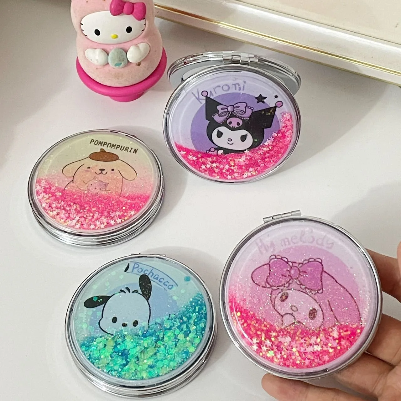 

Милое зеркало для тела Hello Kitty с зыбучим песком, портативное складное двустороннее зеркало для макияжа с героями мультфильмов, портативное зеркало для студенческого общежития
