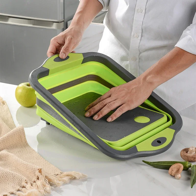 لوح تقطيع قابل للطي مع مصفاة متعددة الوظائف من السيليكون لوح تقطيع قابل للطي لتخزين المطبخ