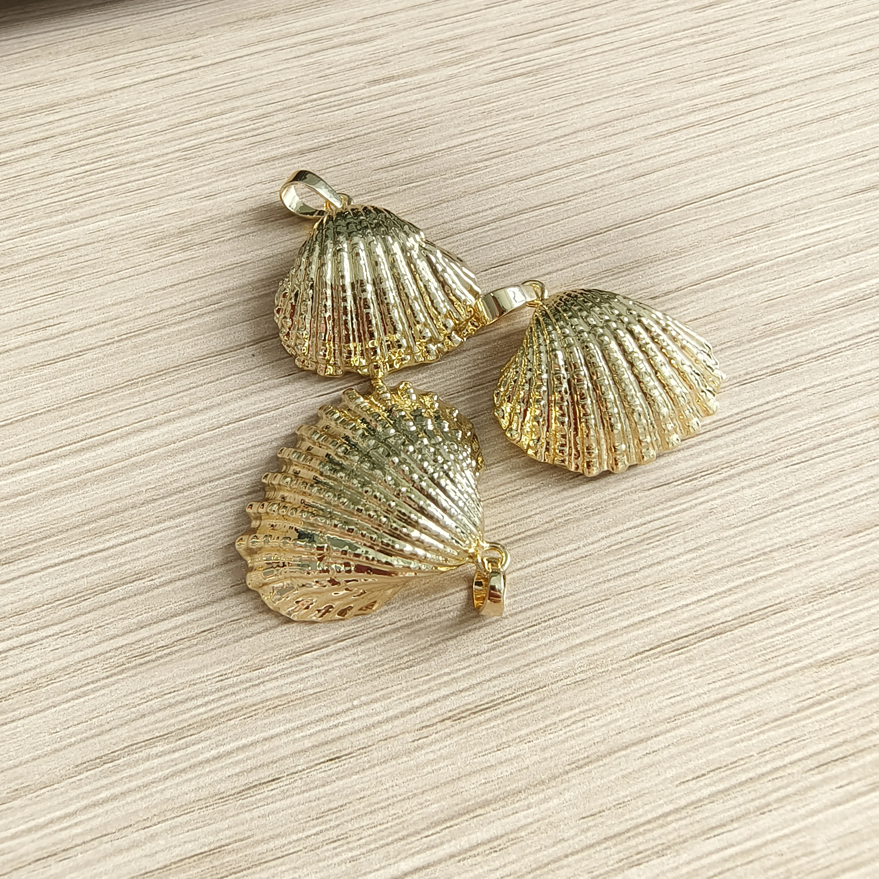 WT- JP018 Wholesale Custom Fashion Dipped Scallop Pendant For Necklace Natural Shell 18K Gold Plated Electroplated