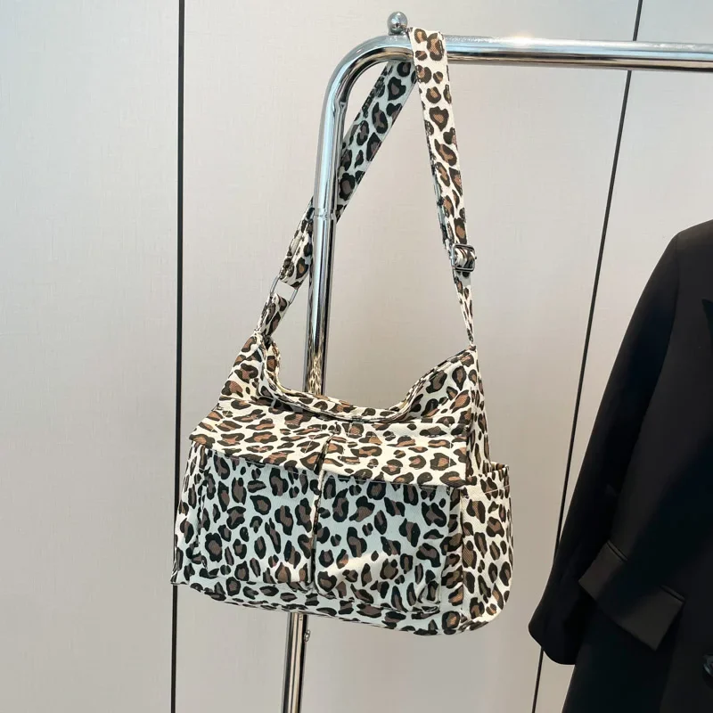 Borsa a tracolla da donna in Nylon con stampa leopardata 2024 nuovo stile con cerniera borsa alla moda di grande capacità borsa a tracolla morbida e semplice alla moda