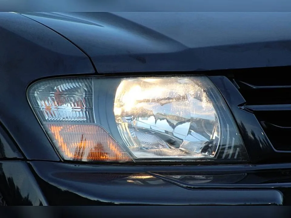 Left/Right Side Front Bumper Head Light Headlamp Driving Headlight Turn Signal Light For Mitsubishi Pajero Montero 2000-2006